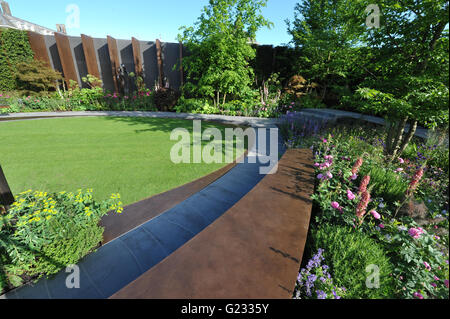 Londra, Regno Unito. 23 Maggio, 2016. La Caserma di Chelsea Garden (progettata da Jo Thompson MSGD), uno dei 17 belle ed eleganti giardini mostra sul display a 2016 RHS Chelsea Flower Show che si è aperto oggi, Londra, Regno Unito. Credito: Michael Preston/Alamy Live News Foto Stock