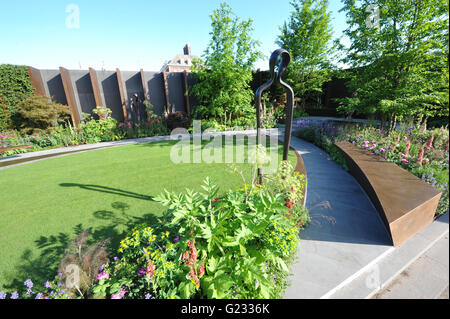 Londra, Regno Unito. 23 Maggio, 2016. La Caserma di Chelsea Garden (progettata da Jo Thompson MSGD), uno dei 17 belle ed eleganti giardini mostra sul display a 2016 RHS Chelsea Flower Show che si è aperto oggi, Londra, Regno Unito. Credito: Michael Preston/Alamy Live News Foto Stock