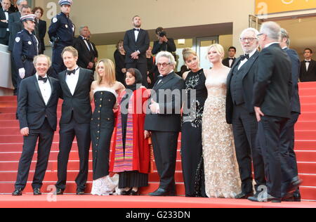 Cannes, Francia. 11 Maggio, 2016. CANNES, Francia - 22 Maggio: i membri della giuria Arnaud Desplechin, Laszlo Nemes, Vanessa Paradis, Katayoon Shahabi, Valeria Golino, George Miller, Kirsten Dunst, Donald Sutherland e Mads Mikkelsen assistere alla cerimonia di chiusura del 69annuale di Cannes Film Festival presso il Palais des Festivals il 22 maggio 2016 a Cannes, Francia. © Federico Injimbert/ZUMA filo/Alamy Live News Foto Stock