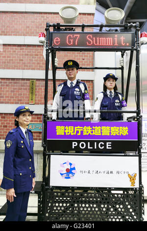 Gli ufficiali di polizia pattuglia da stand durante una presentazione delle misure di sicurezza nella stazione di Tokyo il 23 maggio 2016, Tokyo, Giappone. Tokyo Metropolitan Police Department ha introdotto misure di sicurezza extra davanti a due giorni di G-7 Leaders Summit che si terrà a Ise-Shima, nella Prefettura di Mie in Giappone occidentale dal 26 maggio. Stazioni ferroviarie e della metropolitana hanno chiuso anche il loro trash lattine e aggiunto cartelli di avvertimento nel loro stazioni. Nel frattempo Mie Prefectural la polizia ha cominciato a restringere la voce di Kashikojima e l'area sommitale. © Rodrigo Reyes Marin/AFLO/Alamy Live News Foto Stock