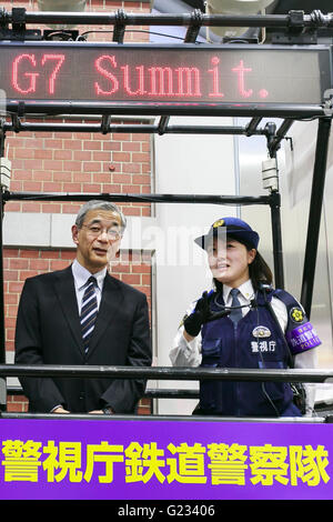 (Sinistra) Masahito Kanetaka, il capo della polizia nazionale agenzia assiste una presentazione delle misure di sicurezza nella stazione di Tokyo il 23 maggio 2016, Tokyo, Giappone. Tokyo Metropolitan Police Department ha introdotto misure di sicurezza extra davanti a due giorni di G-7 Leaders Summit che si terrà a Ise-Shima, nella Prefettura di Mie in Giappone occidentale dal 26 maggio. Stazioni ferroviarie e della metropolitana hanno chiuso anche il loro trash lattine e aggiunto cartelli di avvertimento nel loro stazioni. Nel frattempo Mie Prefectural la polizia ha cominciato a restringere la voce di Kashikojima e l'area sommitale. © Rodrigo Reyes Marin/AFLO/Alamy Live News Foto Stock