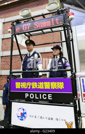 Gli ufficiali di polizia pattuglia da stand durante una presentazione delle misure di sicurezza nella stazione di Tokyo il 23 maggio 2016, Tokyo, Giappone. Tokyo Metropolitan Police Department ha introdotto misure di sicurezza extra davanti a due giorni di G-7 Leaders Summit che si terrà a Ise-Shima, nella Prefettura di Mie in Giappone occidentale dal 26 maggio. Stazioni ferroviarie e della metropolitana hanno chiuso anche il loro trash lattine e aggiunto cartelli di avvertimento nel loro stazioni. Nel frattempo Mie Prefectural la polizia ha cominciato a restringere la voce di Kashikojima e l'area sommitale. © Rodrigo Reyes Marin/AFLO/Alamy Live News Foto Stock