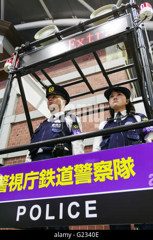 Gli ufficiali di polizia pattuglia da stand durante una presentazione delle misure di sicurezza nella stazione di Tokyo il 23 maggio 2016, Tokyo, Giappone. Tokyo Metropolitan Police Department ha introdotto misure di sicurezza extra davanti a due giorni di G-7 Leaders Summit che si terrà a Ise-Shima, nella Prefettura di Mie in Giappone occidentale dal 26 maggio. Stazioni ferroviarie e della metropolitana hanno chiuso anche il loro trash lattine e aggiunto cartelli di avvertimento nel loro stazioni. Nel frattempo Mie Prefectural la polizia ha cominciato a restringere la voce di Kashikojima e l'area sommitale. © Rodrigo Reyes Marin/AFLO/Alamy Live News Foto Stock