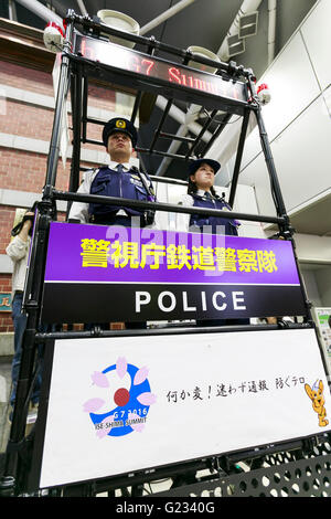 Gli ufficiali di polizia pattuglia da stand durante una presentazione delle misure di sicurezza nella stazione di Tokyo il 23 maggio 2016, Tokyo, Giappone. Tokyo Metropolitan Police Department ha introdotto misure di sicurezza extra davanti a due giorni di G-7 Leaders Summit che si terrà a Ise-Shima, nella Prefettura di Mie in Giappone occidentale dal 26 maggio. Stazioni ferroviarie e della metropolitana hanno chiuso anche il loro trash lattine e aggiunto cartelli di avvertimento nel loro stazioni. Nel frattempo Mie Prefectural la polizia ha cominciato a restringere la voce di Kashikojima e l'area sommitale. © Rodrigo Reyes Marin/AFLO/Alamy Live News Foto Stock