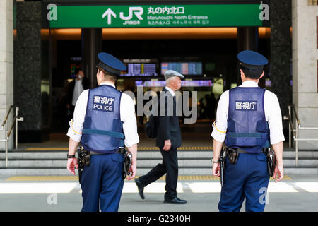 Gli ufficiali di polizia pattugliano la Stazione di Tokyo il 23 maggio 2016, Tokyo, Giappone. Tokyo Metropolitan Police Department ha introdotto misure di sicurezza extra davanti a due giorni di G-7 Leaders Summit che si terrà a Ise-Shima, nella Prefettura di Mie in Giappone occidentale dal 26 maggio. Stazioni ferroviarie e della metropolitana hanno chiuso anche il loro trash lattine e aggiunto cartelli di avvertimento nel loro stazioni. Nel frattempo Mie Prefectural la polizia ha cominciato a restringere la voce di Kashikojima e l'area sommitale. © Rodrigo Reyes Marin/AFLO/Alamy Live News Foto Stock