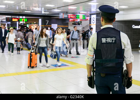 Un funzionario di polizia di pattuglie della stazione di Tokyo il 23 maggio 2016, Tokyo, Giappone. Tokyo Metropolitan Police Department ha introdotto misure di sicurezza extra davanti a due giorni di G-7 Leaders Summit che si terrà a Ise-Shima, nella Prefettura di Mie in Giappone occidentale dal 26 maggio. Stazioni ferroviarie e della metropolitana hanno chiuso anche il loro trash lattine e aggiunto cartelli di avvertimento nel loro stazioni. Nel frattempo Mie Prefectural la polizia ha cominciato a restringere la voce di Kashikojima e l'area sommitale. © Rodrigo Reyes Marin/AFLO/Alamy Live News Foto Stock