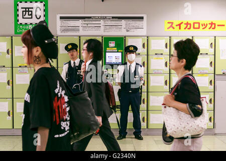 Gli ufficiali di polizia pattugliano la Stazione di Tokyo il 23 maggio 2016, Tokyo, Giappone. Tokyo Metropolitan Police Department ha introdotto misure di sicurezza extra davanti a due giorni di G-7 Leaders Summit che si terrà a Ise-Shima, nella Prefettura di Mie in Giappone occidentale dal 26 maggio. Stazioni ferroviarie e della metropolitana hanno chiuso anche il loro trash lattine e aggiunto cartelli di avvertimento nel loro stazioni. Nel frattempo Mie Prefectural la polizia ha cominciato a restringere la voce di Kashikojima e l'area sommitale. © Rodrigo Reyes Marin/AFLO/Alamy Live News Foto Stock