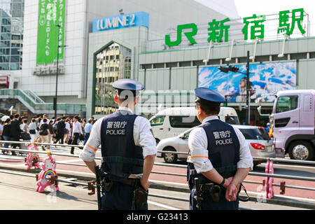 Gli ufficiali di polizia pattuglia di Stazione di Shinjuku il 23 maggio 2016, Tokyo, Giappone. Tokyo Metropolitan Police Department ha introdotto misure di sicurezza extra davanti a due giorni di G-7 Leaders Summit che si terrà a Ise-Shima, nella Prefettura di Mie in Giappone occidentale dal 26 maggio. Stazioni ferroviarie e della metropolitana hanno chiuso anche il loro trash lattine e aggiunto cartelli di avvertimento nel loro stazioni. Nel frattempo Mie Prefectural la polizia ha cominciato a restringere la voce di Kashikojima e l'area sommitale. © Rodrigo Reyes Marin/AFLO/Alamy Live News Foto Stock