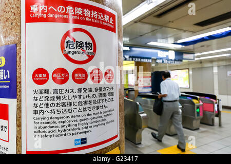 Un uomo cammina passato un anti-terrorismo cartello sul display esterno Higashi-Stazione di Ginza sulla Maggio 23, 2016, Tokyo, Giappone. Tokyo Metropolitan Police Department ha introdotto misure di sicurezza extra davanti a due giorni di G-7 Leaders Summit che si terrà a Ise-Shima, nella Prefettura di Mie in Giappone occidentale dal 26 maggio. Stazioni ferroviarie e della metropolitana hanno chiuso anche il loro trash lattine e aggiunto cartelli di avvertimento nel loro stazioni. Nel frattempo Mie Prefectural la polizia ha cominciato a restringere la voce di Kashikojima e l'area sommitale. © Rodrigo Reyes Marin/AFLO/Alamy Live News Foto Stock