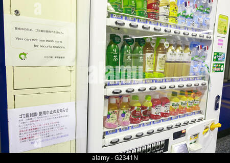 Segni di lettura di sospensione temporanea nei bidoni della spazzatura per la sicurezza sul display alla stazione di Shinjuku il 23 maggio 2016, Tokyo, Giappone. Tokyo Metropolitan Police Department ha introdotto misure di sicurezza extra davanti a due giorni di G-7 Leaders Summit che si terrà a Ise-Shima, nella Prefettura di Mie in Giappone occidentale dal 26 maggio. Stazioni ferroviarie e della metropolitana hanno chiuso anche il loro trash lattine e aggiunto cartelli di avvertimento nel loro stazioni. Nel frattempo Mie Prefectural la polizia ha cominciato a restringere la voce di Kashikojima e l'area sommitale. © Rodrigo Reyes Marin/AFLO/Alamy Live News Foto Stock