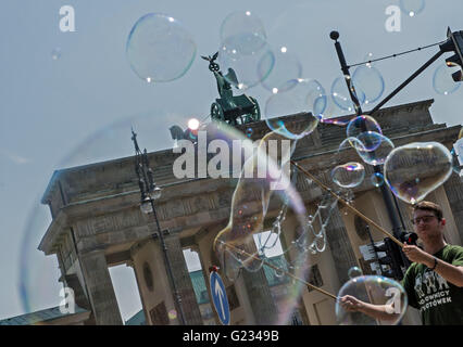 Berlino, Germania. 23 Maggio, 2016. Bolle di sapone galleggiante nella parte anteriore della porta di Brandeburgo a Berlino, Germania, 23 maggio 2016. Un polacco artista di strada sta soffiando grandi bolle di sapone fino nell'aria. Foto: PAOLO ZINKEN/dpa/Alamy Live News Foto Stock