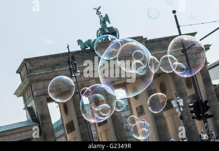 Berlino, Germania. 23 Maggio, 2016. Bolle di sapone galleggiante nella parte anteriore della porta di Brandeburgo a Berlino, Germania, 23 maggio 2016. Un polacco artista di strada sta soffiando grandi bolle di sapone fino nell'aria. Foto: PAOLO ZINKEN/dpa/Alamy Live News Foto Stock