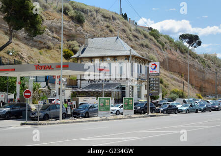 Marseille, Francia. 23 Maggio, 2016. Gli automobilisti in coda per la benzina in Francia. Colpisce con la chiave le raffinerie di petrolio in Francia, da parte dei lavoratori contrari al governo le riforme del lavoro hanno portato ad una scarsità di benzina, panico e ampie code alle stazioni di benzina. Immagine fotografata a Marsiglia, Francia. Credito: Chris Hellier/Alamy Live News Foto Stock