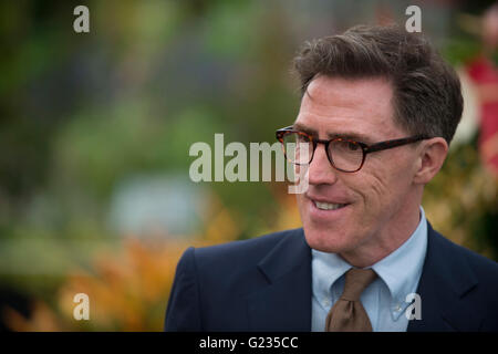 A Chelsea, Londra UK. Il 23 maggio 2016. Attore Rob Brydon. Premere il tasto giorno per la famosa in tutto il mondo il Chelsea Flower Show. Credito: Malcolm Park editoriale/Alamy Live News. Foto Stock