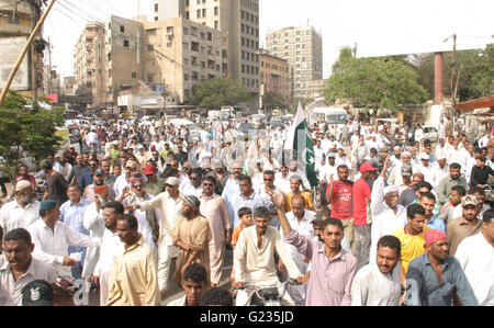 I residenti di Lyari sono in possesso di una protesta contro il rally prolungare il carico elettrico spargimento come essi si stanno muovendo verso la K-sede centrale elettrica per la dimostrazione della leadership dei popoli partito MPA Javed Nagori e MPA Sania Naz, a Lyari a Karachi il lunedì 23 maggio, 2016. Foto Stock