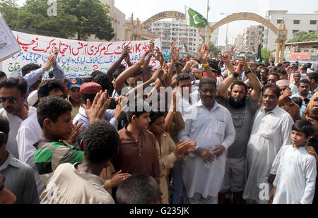 I residenti di Lyari sono in possesso di una protesta contro il rally prolungare il carico elettrico spargimento come essi si stanno muovendo verso la K-sede centrale elettrica per la dimostrazione della leadership dei popoli partito MPA Javed Nagori e MPA Sania Naz, a Lyari a Karachi il lunedì 23 maggio, 2016. Foto Stock