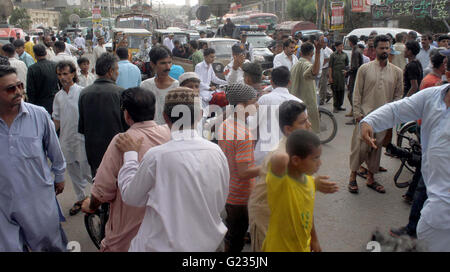 I residenti di Lyari sono in possesso di una protesta contro il rally prolungare il carico elettrico spargimento come essi si stanno muovendo verso la K-sede centrale elettrica per la dimostrazione della leadership dei popoli partito MPA Javed Nagori e MPA Sania Naz, a Lyari a Karachi il lunedì 23 maggio, 2016. Foto Stock
