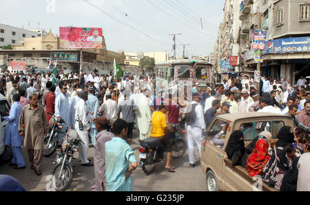 I residenti di Lyari sono in possesso di una protesta contro il rally prolungare il carico elettrico spargimento come essi si stanno muovendo verso la K-sede centrale elettrica per la dimostrazione della leadership dei popoli partito MPA Javed Nagori e MPA Sania Naz, a Lyari a Karachi il lunedì 23 maggio, 2016. Foto Stock