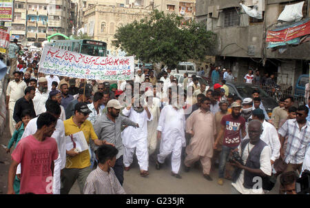 I residenti di Lyari sono in possesso di una protesta contro il rally prolungare il carico elettrico spargimento come essi si stanno muovendo verso la K-sede centrale elettrica per la dimostrazione della leadership dei popoli partito MPA Javed Nagori e MPA Sania Naz, a Lyari a Karachi il lunedì 23 maggio, 2016. Foto Stock