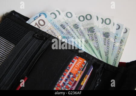 Varsavia, Polonia 23 maggio 2016 Polish zloty (Polski zloty) è sceso a 3 mesi di bassa vs euro e dollaro USA, oggi su maggio 23rd. I Finanzieri dicono che lo zloty è stata colpita da un'escalation del conflitto del governo con la corte costituzionale e le aspettative che gli Stati Uniti Federal Reserve potrebbe presto alzare i tassi. Nella foto: zloty polacco (PLN) banconote Credito: Michal Fludra/Alamy Live News Foto Stock