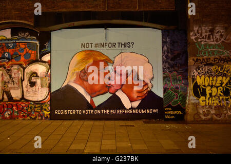 Bristol, Regno Unito. 23 Maggio, 2016. Bristol Stokes Croft. Brexit Street Art, Donald Trump terre un bacio su Boris Johnson sindaco di Londra. quadro dipinto da Jamie-Louise Baker Sexton. ROBERT TIMONEY/Alamy Live News Foto Stock