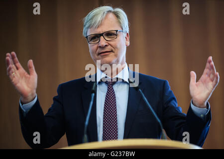 Berlino, Germania. 23 Maggio, 2016. Il dott. Martin Wansleben, direttore esecutivo della Associazione tedesca delle Camere di commercio e industria(DIHK), parla durante la cerimonia di apertura della xi Asia-pacifico settimane (APW) di Berlino, Germania, il 23 maggio 2016. L annuale Asia-pacifico settimane (APW) eventi, che si terrà dal 23 maggio al 3 Giugno si concentrerà su startup e i loro ecosistemi sotto lo slogan "Asia-Europa innovazione dialogo' quest'anno. © Zhang ventola/Xinhua/Alamy Live News Foto Stock