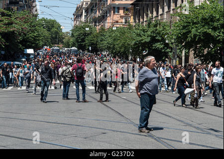 Roma, Italia. 21 Maggio, 2016. Il ANPI (Associazione Italiana partigiani) ha organizzato una manifestazione di protesta contro il movimento rally di estrema destra Casa Pound frequentato da anti-fascisti e movimenti di antagonista. Sotto pressione da parte dei partecipanti è stato concesso il permesso per un mese di marzo si è conclusa nel quartiere di San Lorenzo. © Leo Claudio De Petris/Pacific Press/Alamy Live News Foto Stock