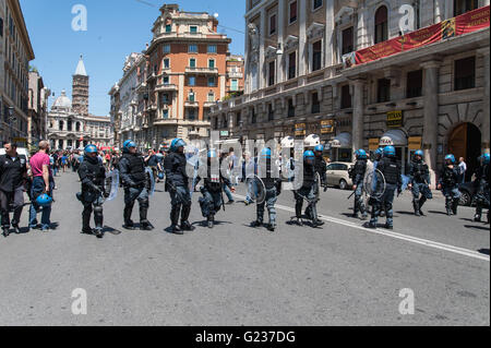 Roma, Italia. 21 Maggio, 2016. Il ANPI (Associazione Italiana partigiani) ha organizzato una manifestazione di protesta contro il movimento rally di estrema destra Casa Pound frequentato da anti-fascisti e movimenti di antagonista. Sotto pressione da parte dei partecipanti è stato concesso il permesso per un mese di marzo si è conclusa nel quartiere di San Lorenzo. © Leo Claudio De Petris/Pacific Press/Alamy Live News Foto Stock