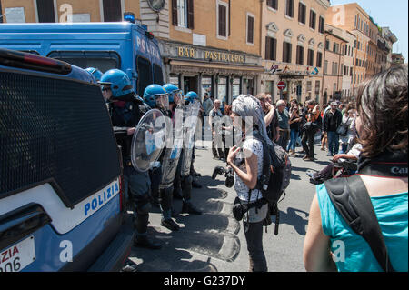 Roma, Italia. 21 Maggio, 2016. Il ANPI (Associazione Italiana partigiani) ha organizzato una manifestazione di protesta contro il movimento rally di estrema destra Casa Pound frequentato da anti-fascisti e movimenti di antagonista. Sotto pressione da parte dei partecipanti è stato concesso il permesso per un mese di marzo si è conclusa nel quartiere di San Lorenzo. © Leo Claudio De Petris/Pacific Press/Alamy Live News Foto Stock