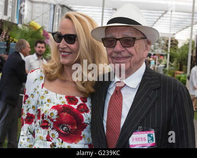 Londra, Regno Unito. Il 23 maggio 2016. Jerry Hall e Rupert Murdoch. Premere il tasto Giorno della RHS Chelsea Flower Show. Il 2016 mostra è aperta al pubblico dal 24-28 maggio 2016. Credito: Immagini vibranti/Alamy Live News Foto Stock