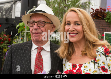 Londra, Regno Unito. Il 23 maggio 2016. Rupert Murdoch e Jerry Hall. Premere il tasto Giorno della RHS Chelsea Flower Show. Il 2016 mostra è aperta al pubblico dal 24-28 maggio 2016. Credito: Immagini vibranti/Alamy Live News Foto Stock