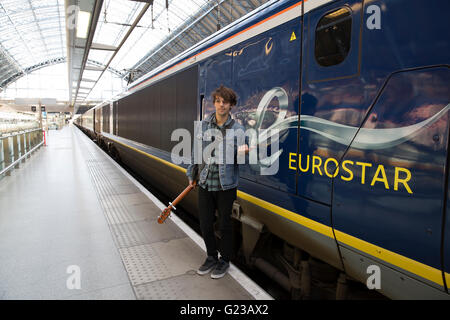 Londra, Regno Unito. Xxiv Maggio, 2016. Alex James Ellison, Campione London busker, a St Pancras International Station prima di recarsi a Parigi per il Premio Eurostar è stato insignito in ultimo anno di concerti concorso Credit: Keith Larby/Alamy Live News Foto Stock