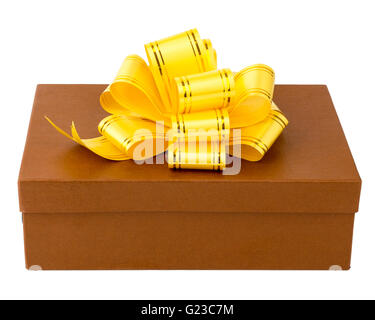 Brown box regalo con nastro giallo e la prua Foto Stock