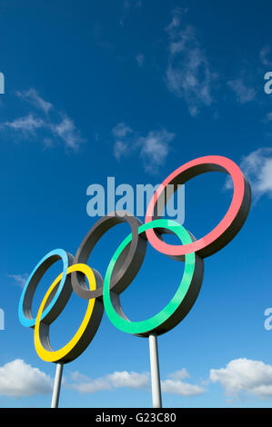 Londra - 14 ottobre 2015: un grande display di incastro cinque anelli olimpici stand in Queen Elizabeth Olympic Park. Foto Stock
