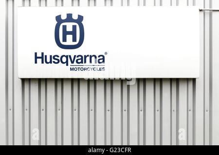 La società Husqvarna Motorcycles logo su una facciata Foto Stock