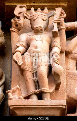 La scultura di Varaha permanente su pietra nel tempio Chaturbhuj, Khajuraho, Madhya Pradesh, India, Asia Foto Stock