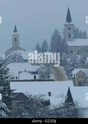 Repubblica ceca, coperta di neve villaggio di Velka Lhota con le chiese protestanti Foto Stock