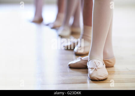 In prossimità dei piedi in bambini danza Balletto di classe Foto Stock