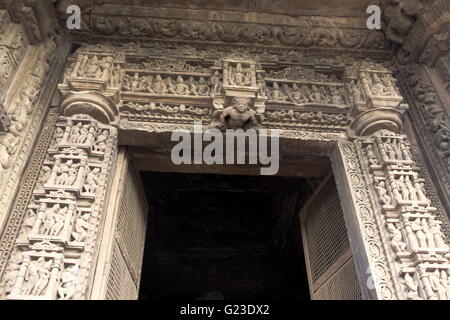 Esclusivamente scolpite, artistico, pietra del telaio della porta a Chaturbhuj tempio di Khajuraho, Madhya Pradesh, India, Asia Foto Stock