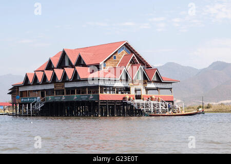 Sul Lago Inle, un pittoresco ristorante sul lago (Myanmar). Nazioni Unite ristorante originale lacustre sur le lac Inlé (Birmanie). Foto Stock