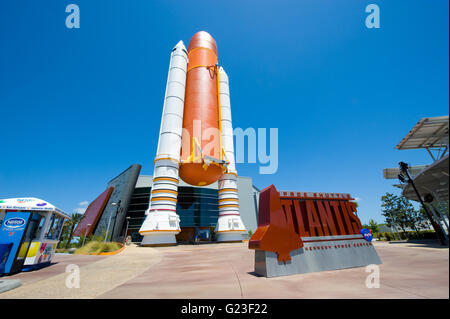 I Booster e serbatoio del carburante di fronte all'ingresso dell'edificio in cui lo Space Shuttle Atlantis è essere esposte Foto Stock