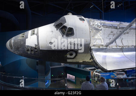 I visitatori che desiderano presso lo Space Shuttle Atlantis che è esposta al Complesso Visitatori del Centro Spaziale Kennedy Foto Stock