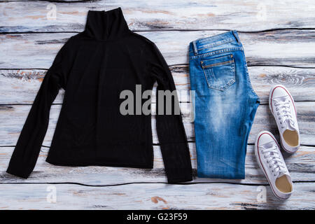 Top nero con blue jeans. Foto Stock