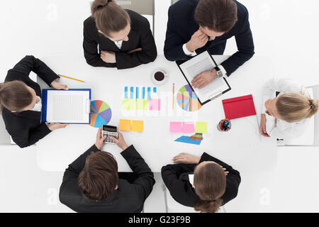 Vista superiore della gente di affari di lavorare con i report finanziari Foto Stock