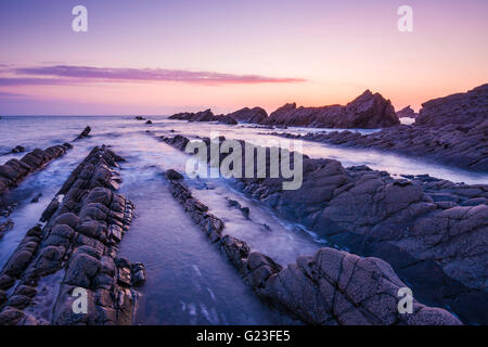 Blegberry spiaggia al tramonto su North Devon Coast vicino Hartland, Inghilterra. Foto Stock