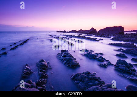 Blegberry spiaggia al tramonto su North Devon Coast vicino Hartland, Inghilterra. Foto Stock