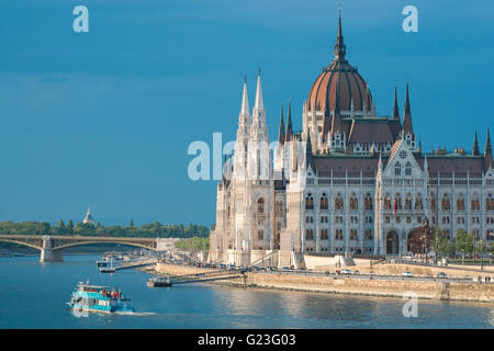 Budapest Danubio, vista panoramica dell'edificio del Parlamento ungherese lungo il lungofiume del Danubio a Lipotvaros a Budapest, Ungheria, al tramonto. Foto Stock