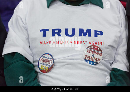 I sostenitori del candidato presidenziale repubblicano miliardario Donald Trump durante una campagna al rally di Myrtle Beach Convention Center Novembre 24, 2015 in Myrtle Beach, Carolina del Sud. Foto Stock