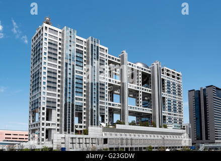 Fuji Television headquarters building in Odaiba (Daiba), Baia di Tokio, Giappone Foto Stock