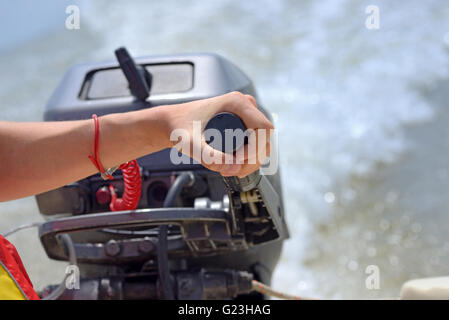 Fisherman mano e velocità motore barca Foto Stock